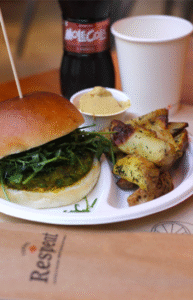 *Burger di piselli, pane, salsa tahina e curry